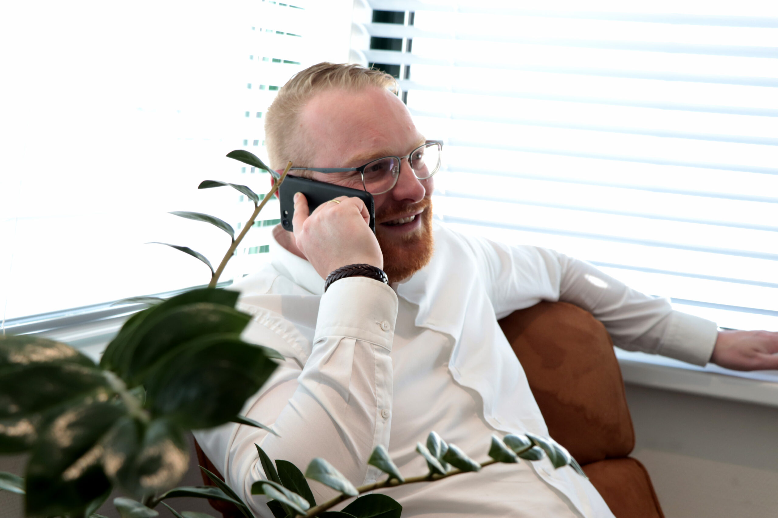 Man is aan het bellen
