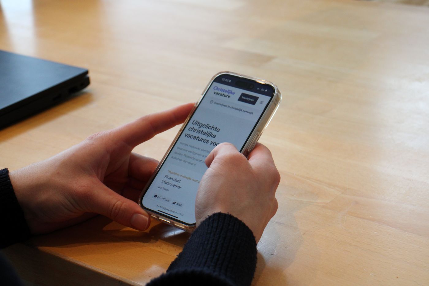 Man bezoekt op zijn telefoon de leukste kantoorbaan.